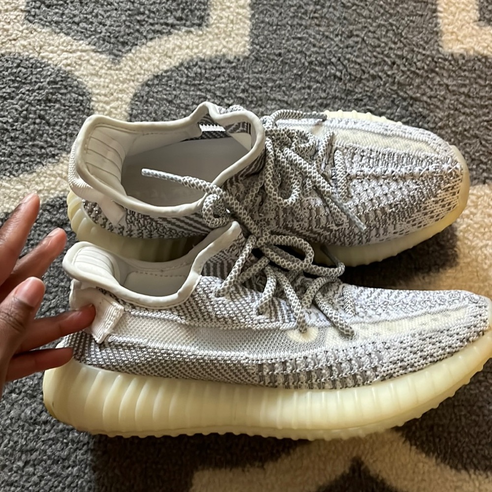 Yeezy 350 V2 in static